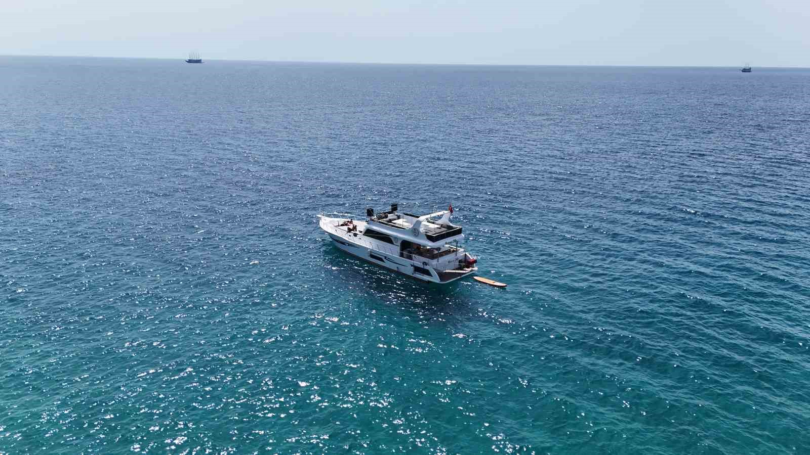 Hava sıcaklığının 24 dereceye yükseldiği Alanya’da sahiller doldu
