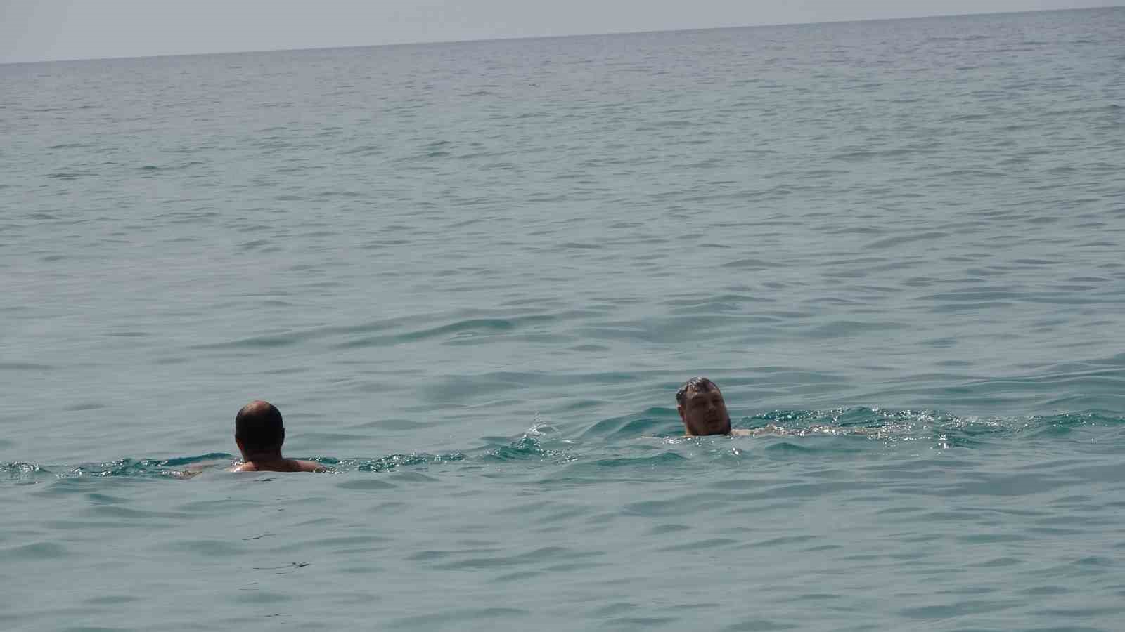 Hava sıcaklığının 24 dereceye yükseldiği Alanya’da sahiller doldu
