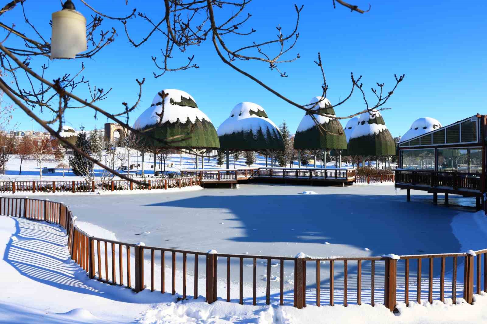Hava sıcaklıklarının eksi 13’ü gördüğü kentte süs havuzları dondu
