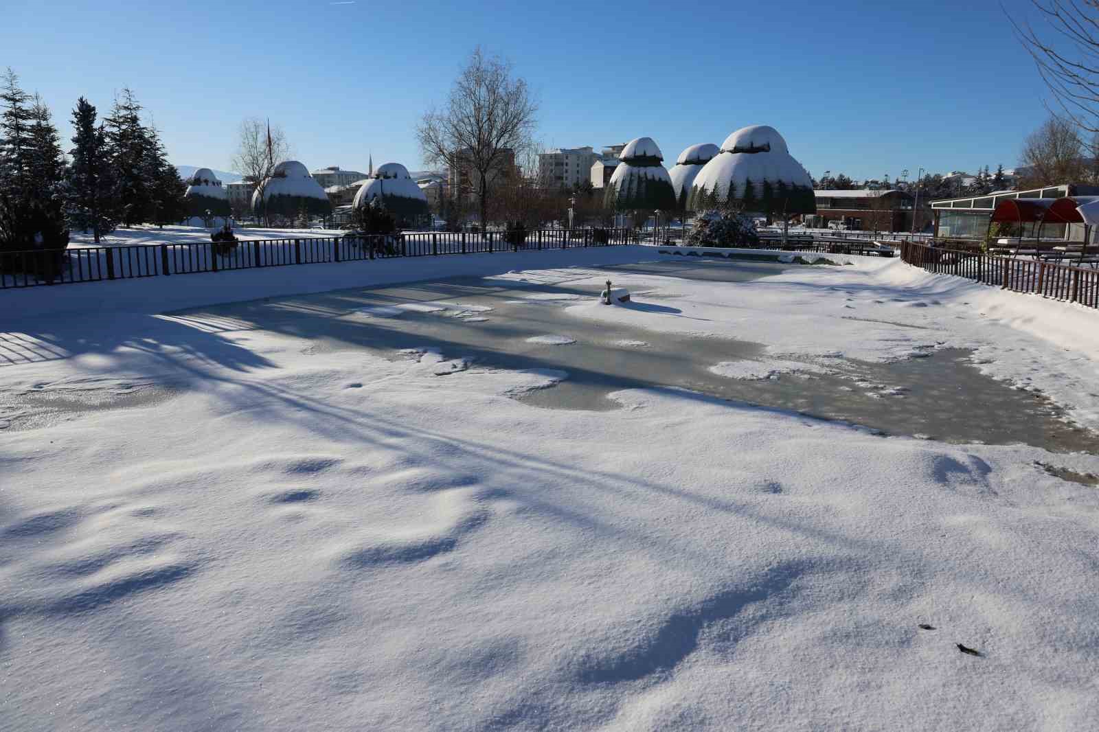 Hava sıcaklıklarının eksi 13’ü gördüğü kentte süs havuzları dondu
