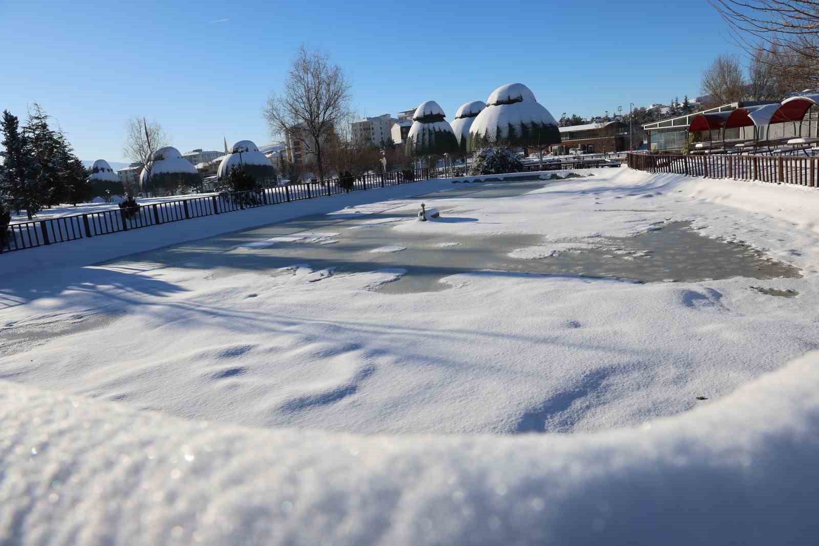 Hava sıcaklıklarının eksi 13’ü gördüğü kentte süs havuzları dondu
