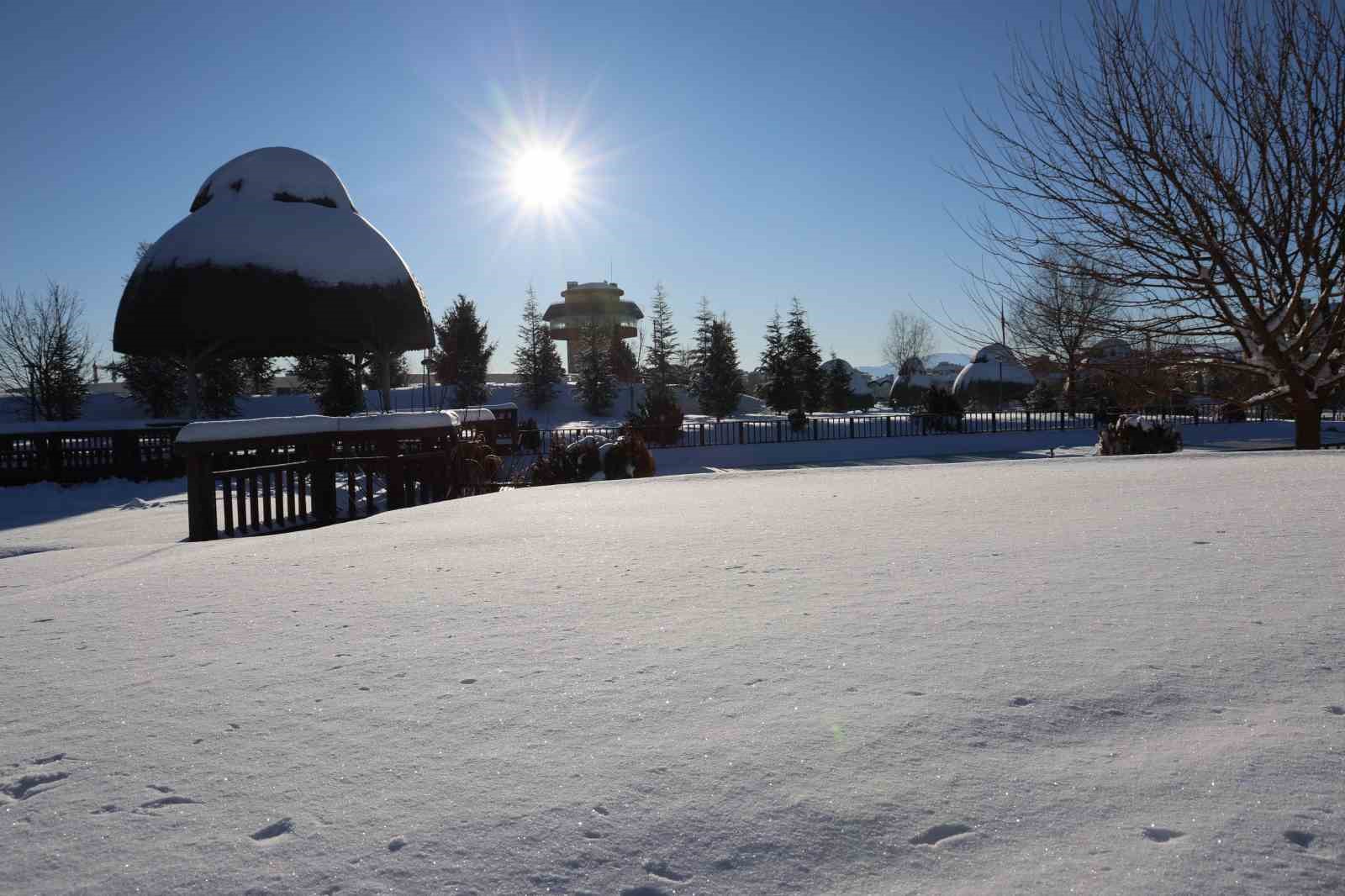 Hava sıcaklıklarının eksi 13’ü gördüğü kentte süs havuzları dondu
