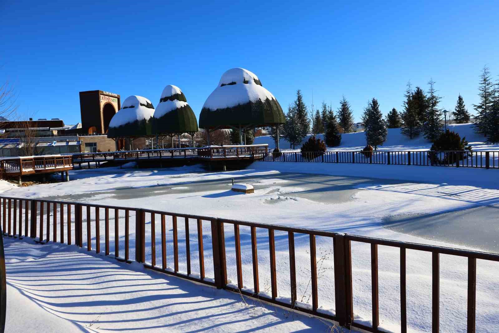 Hava sıcaklıklarının eksi 13’ü gördüğü kentte süs havuzları dondu
