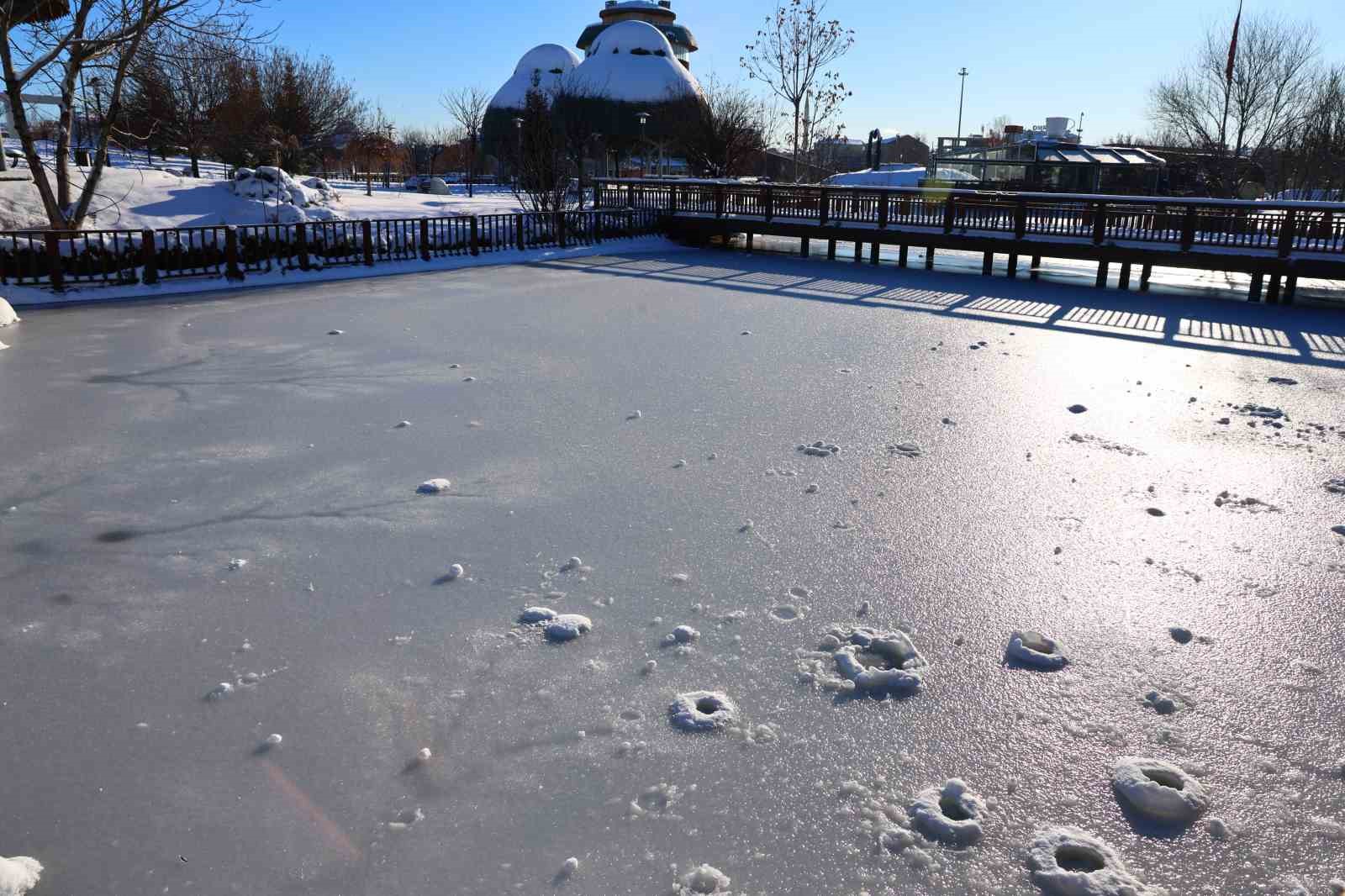 Hava sıcaklıklarının eksi 13’ü gördüğü kentte süs havuzları dondu
