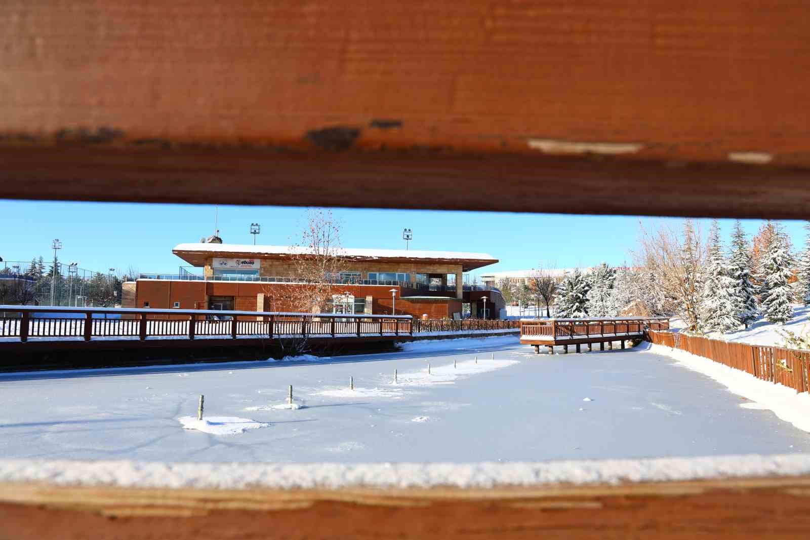 Hava sıcaklıklarının eksi 13’ü gördüğü kentte süs havuzları dondu
