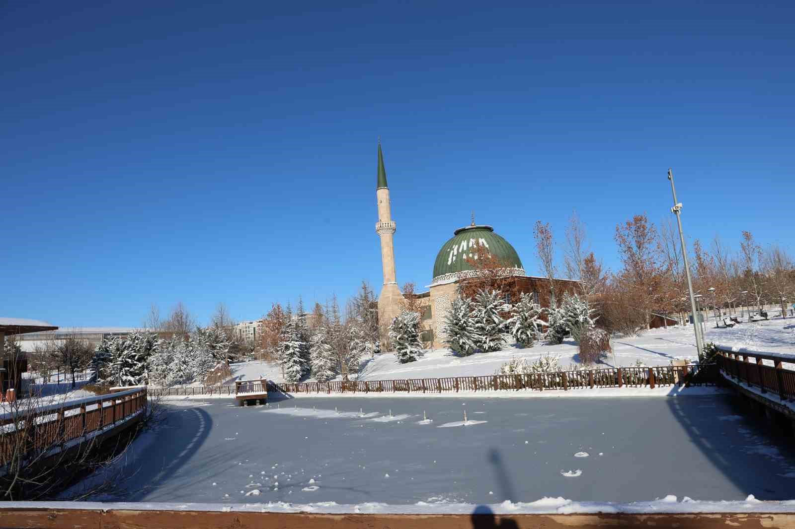 Hava sıcaklıklarının eksi 13’ü gördüğü kentte süs havuzları dondu
