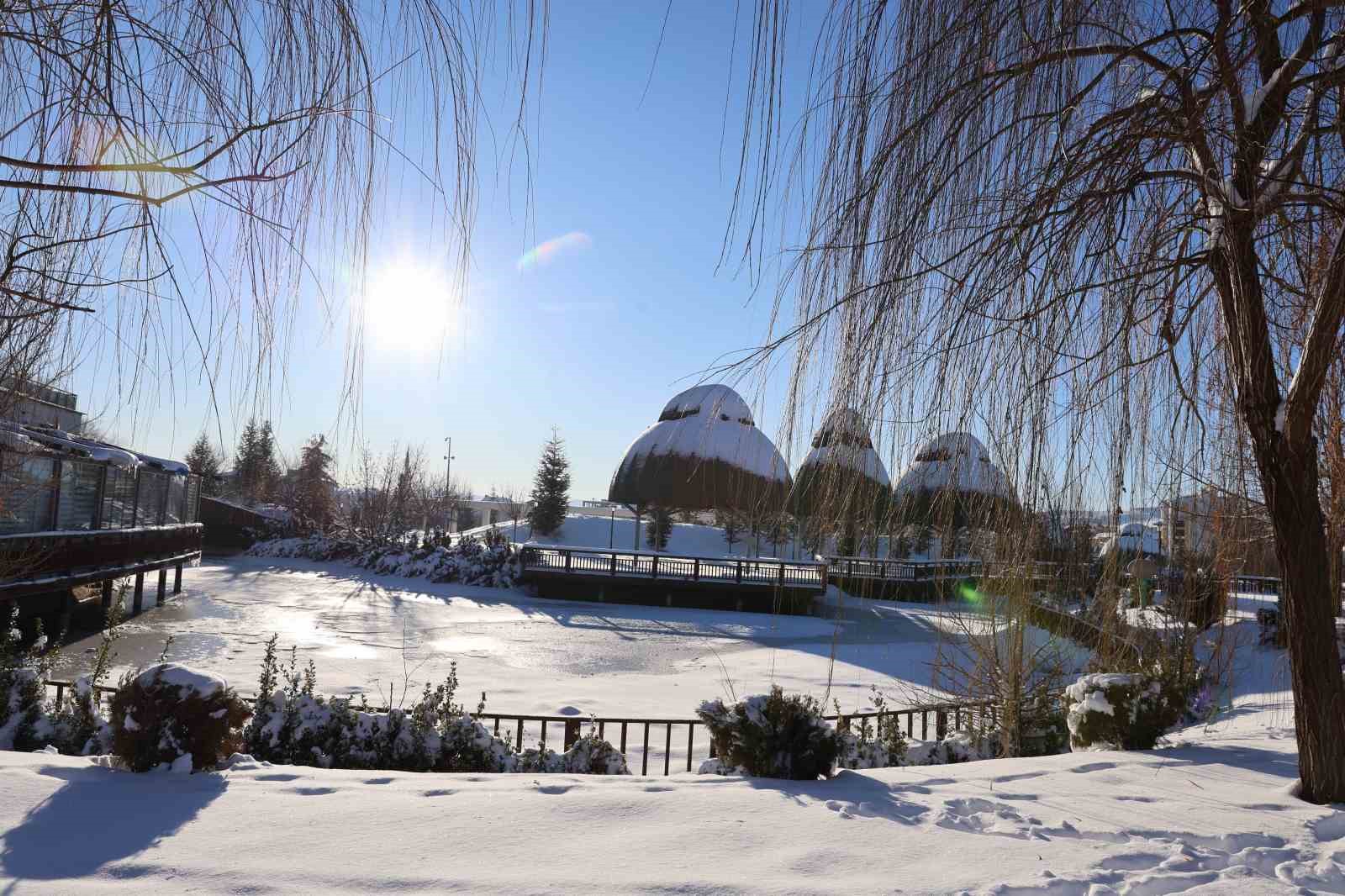 Hava sıcaklıklarının eksi 13’ü gördüğü kentte süs havuzları dondu
