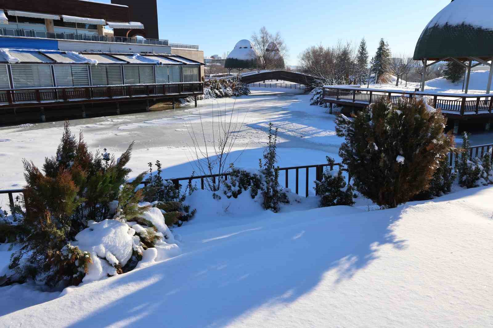 Hava sıcaklıklarının eksi 13’ü gördüğü kentte süs havuzları dondu
