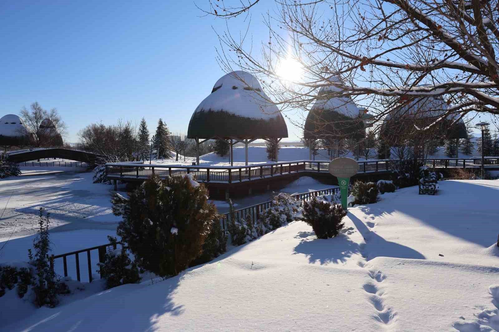 Hava sıcaklıklarının eksi 13’ü gördüğü kentte süs havuzları dondu
