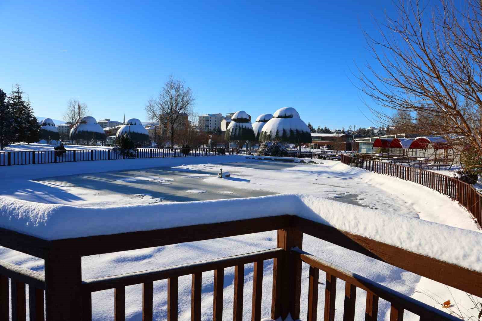 Hava sıcaklıklarının eksi 13’ü gördüğü kentte süs havuzları dondu

