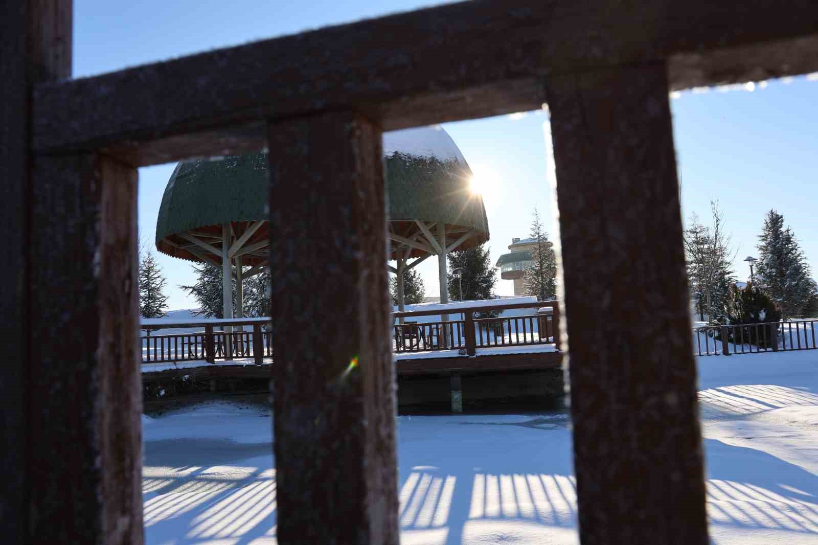 Hava sıcaklıklarının eksi 13’ü gördüğü kentte süs havuzları dondu
