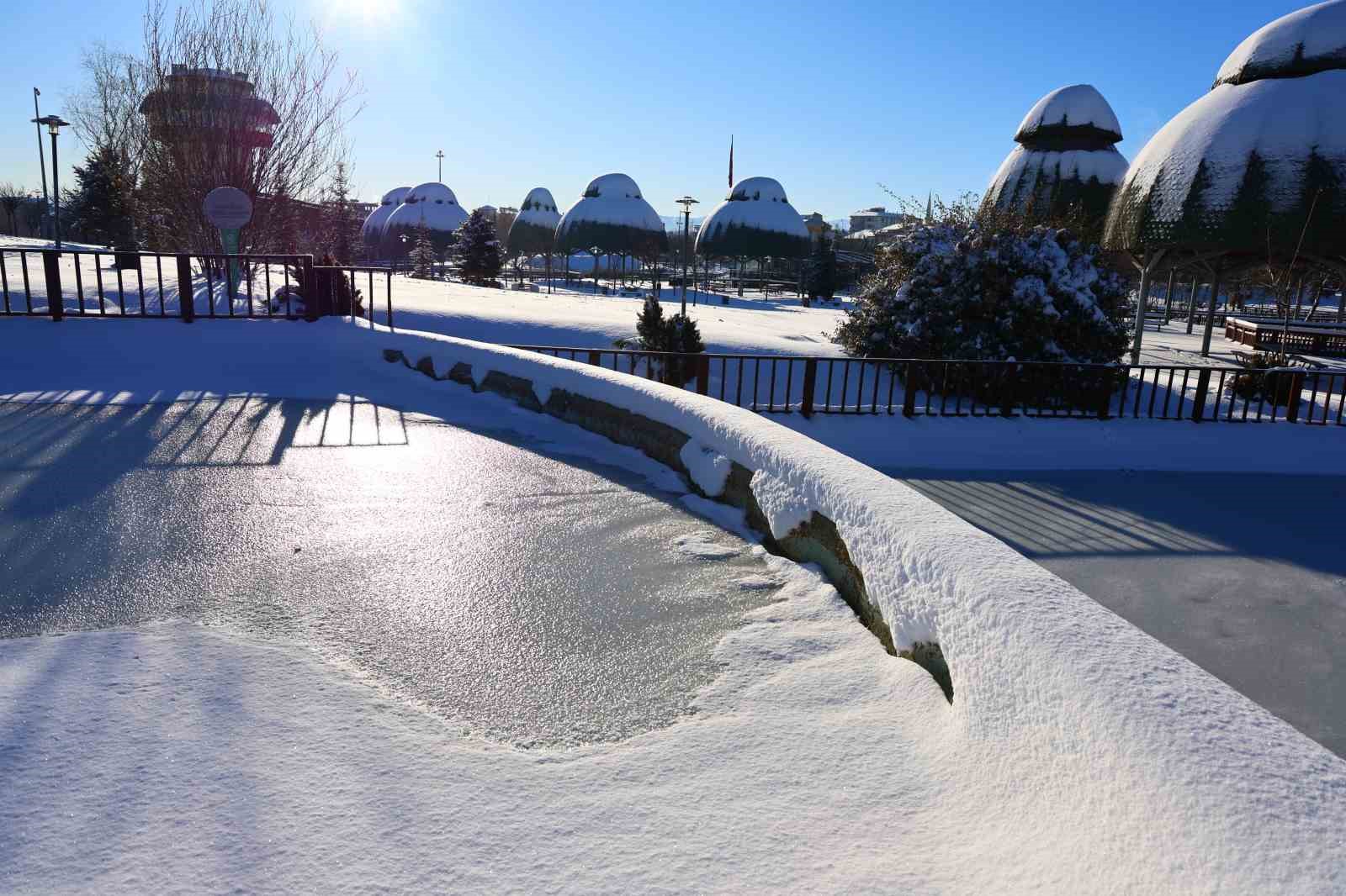 Hava sıcaklıklarının eksi 13’ü gördüğü kentte süs havuzları dondu
