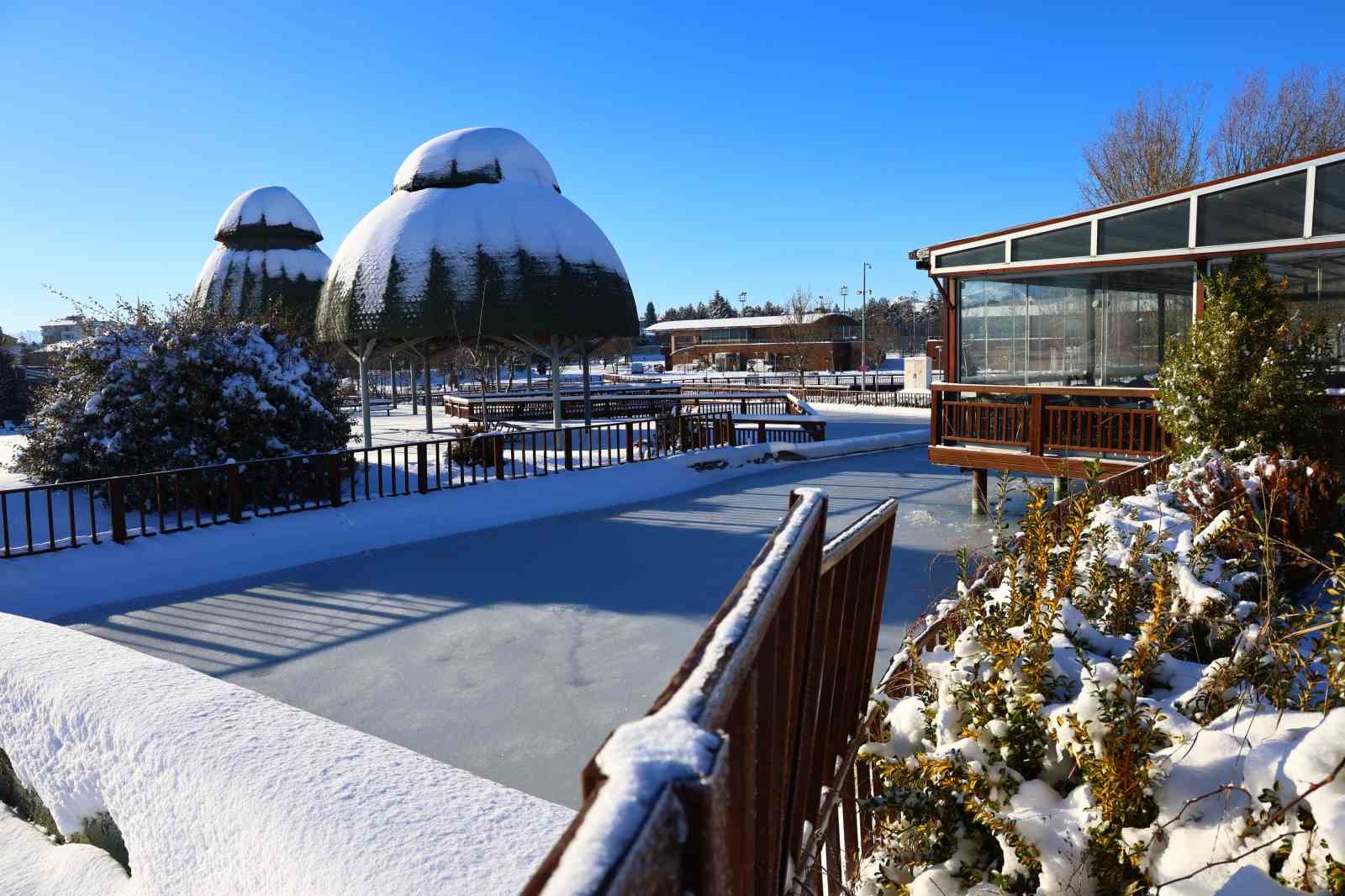 Hava sıcaklıklarının eksi 13’ü gördüğü kentte süs havuzları dondu
