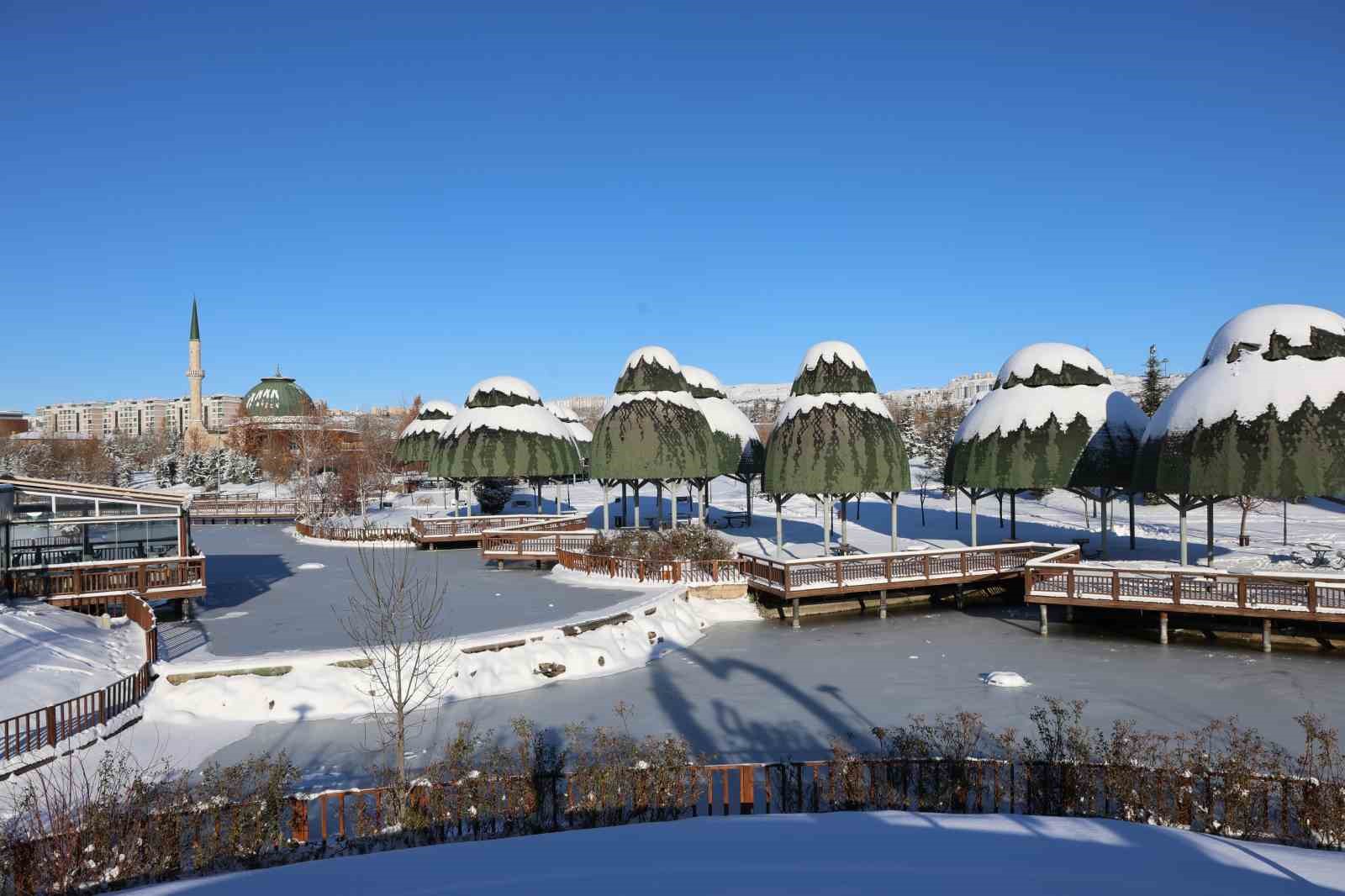 Hava sıcaklıklarının eksi 13’ü gördüğü kentte süs havuzları dondu
