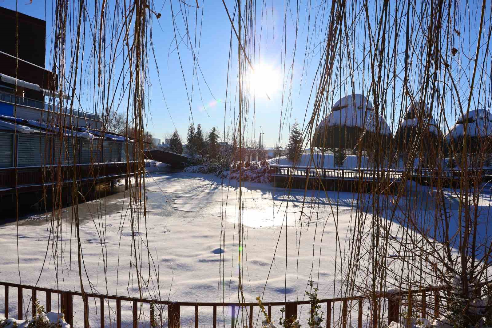 Hava sıcaklıklarının eksi 13’ü gördüğü kentte süs havuzları dondu
