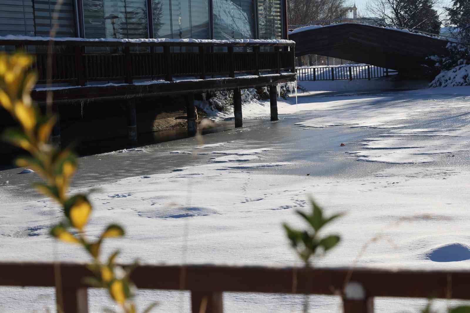 Hava sıcaklıklarının eksi 13’ü gördüğü kentte süs havuzları dondu
