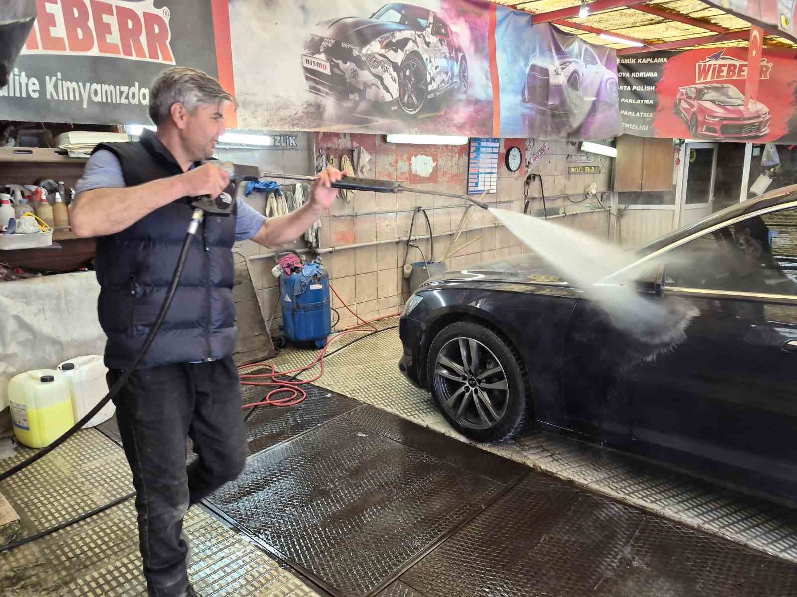 Havalar ısındı oto yıkamacıların işi arttı
