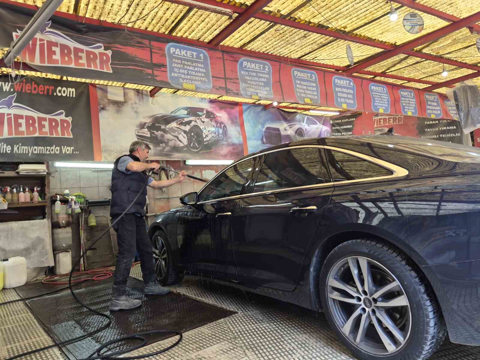 Havalar ısındı oto yıkamacıların işi arttı
