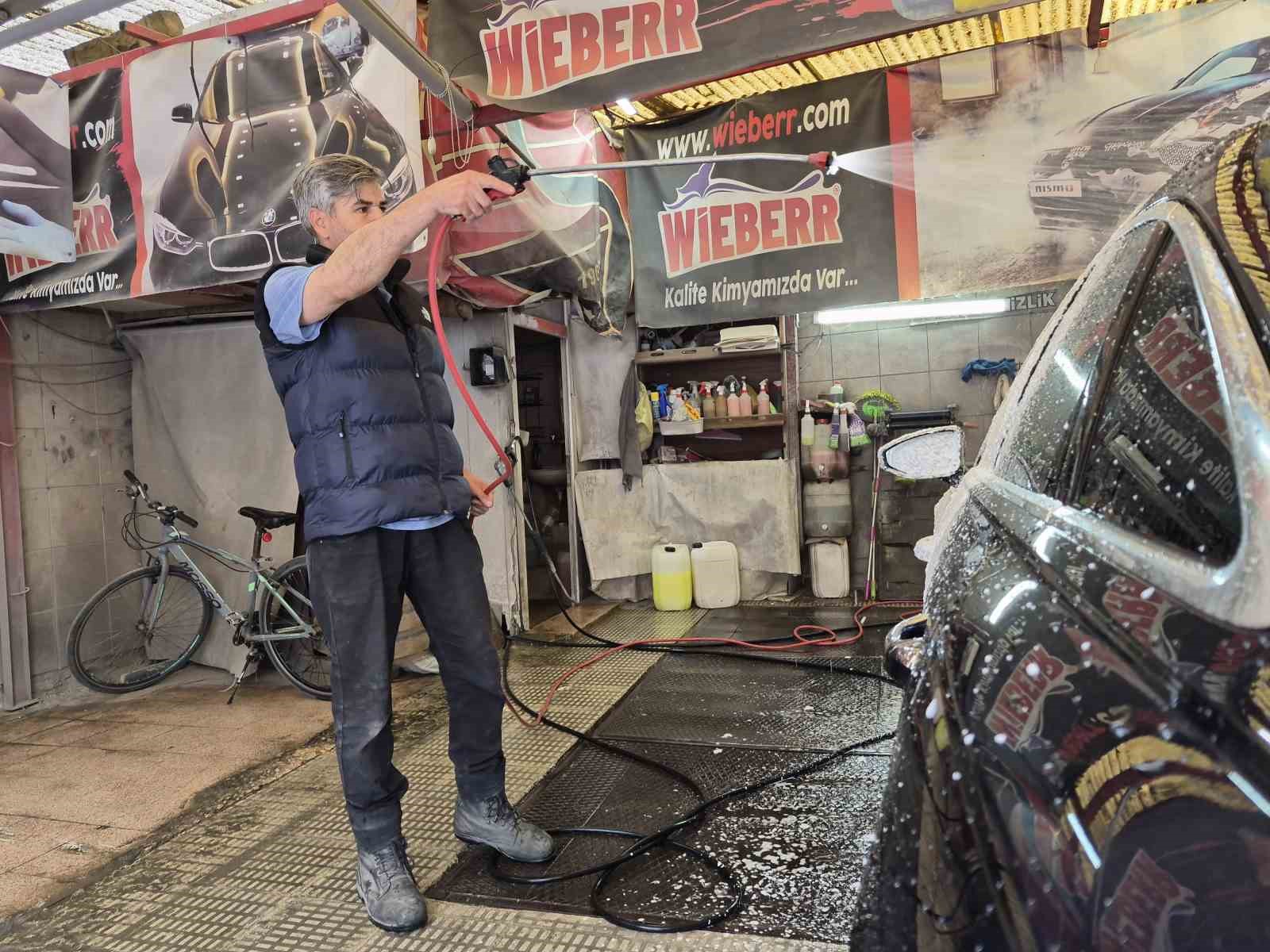 Havalar ısındı oto yıkamacıların işi arttı
