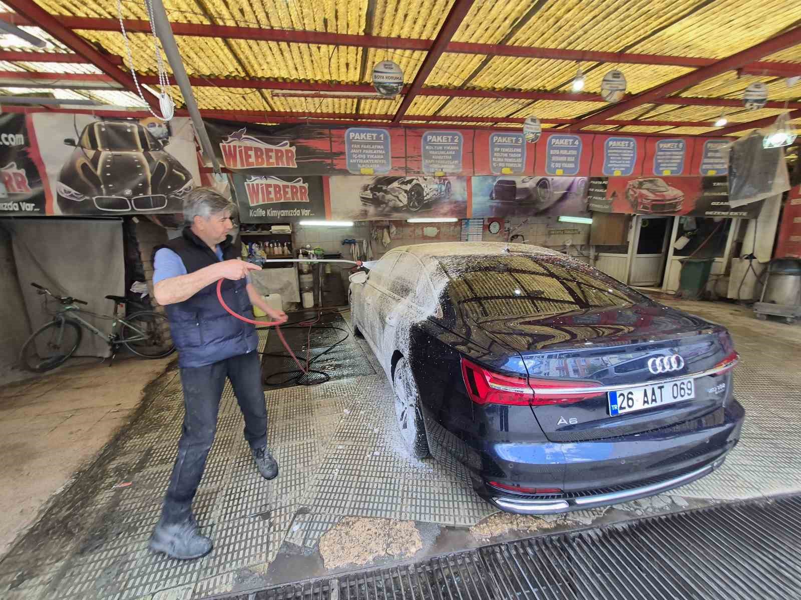 Havalar ısındı oto yıkamacıların işi arttı
