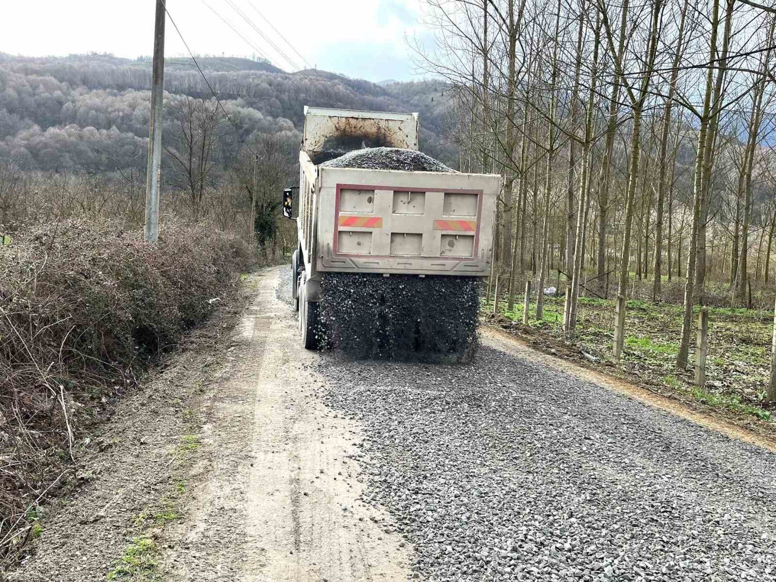 Havaların düzelmesiyle köy yollarında çalışmalar başladı
