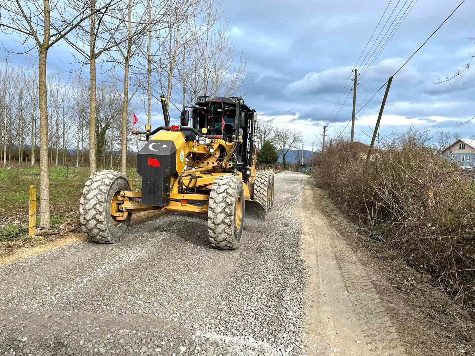 Havaların düzelmesiyle köy yollarında çalışmalar başladı
