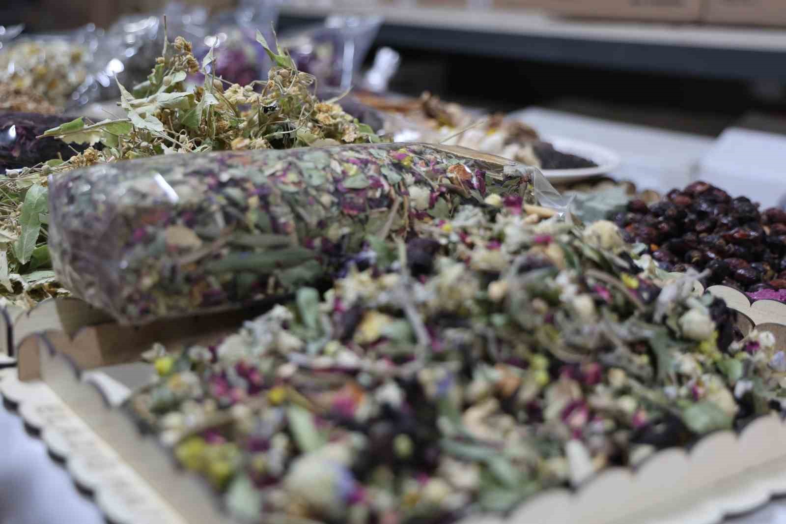 Havaların soğumasıyla, vatandaşların kış çaylarına talebi arttı
