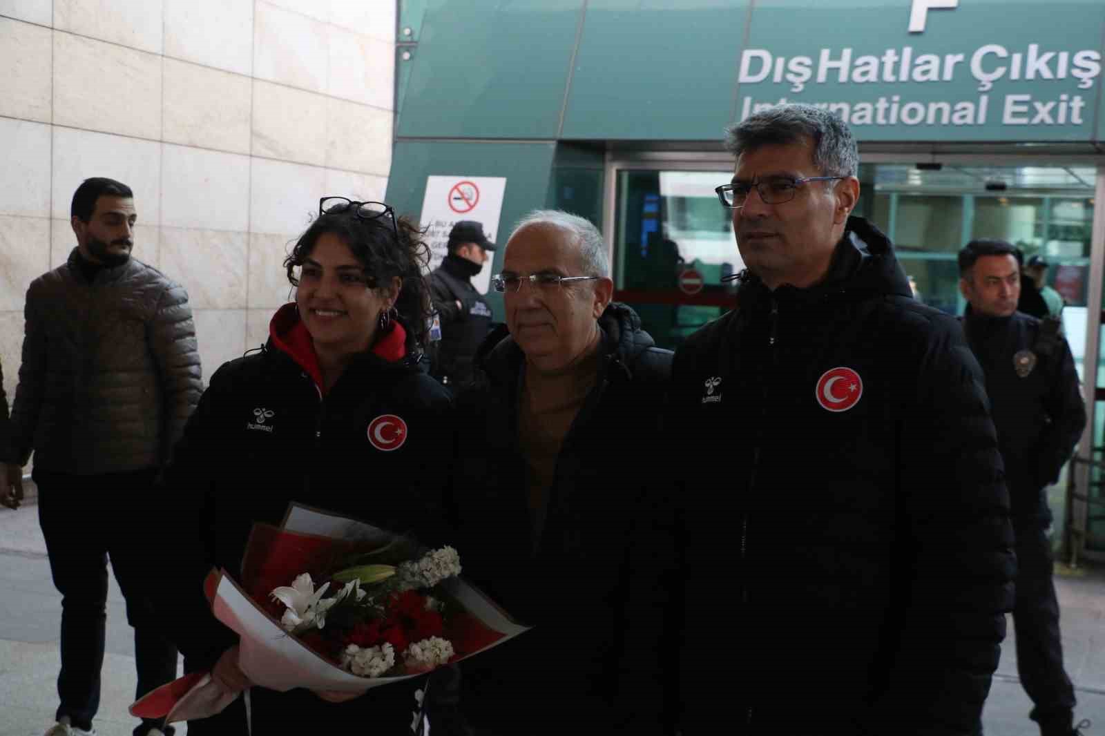 Havalı Silahlar Avrupa Şampiyonası’nı 7 madalyayla tamamlayan milli sporcular yurda döndü
