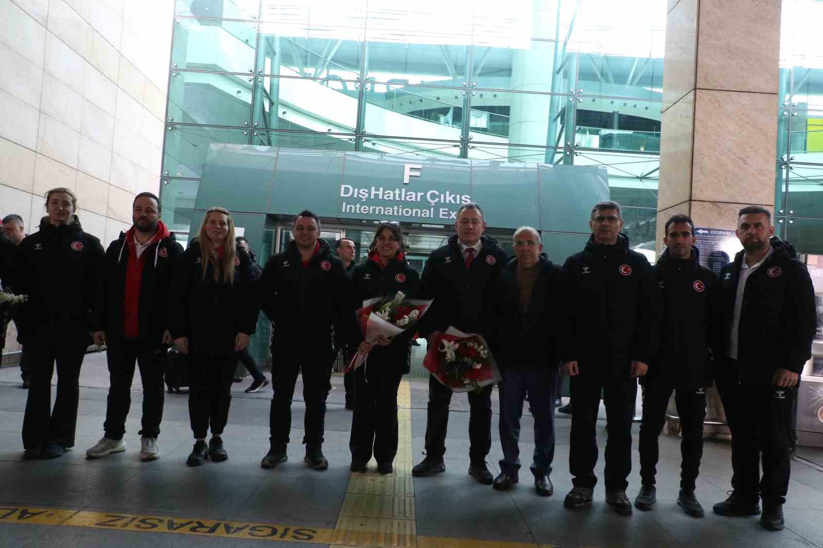 Havalı Silahlar Avrupa Şampiyonası’nı 7 madalyayla tamamlayan milli sporcular yurda döndü
