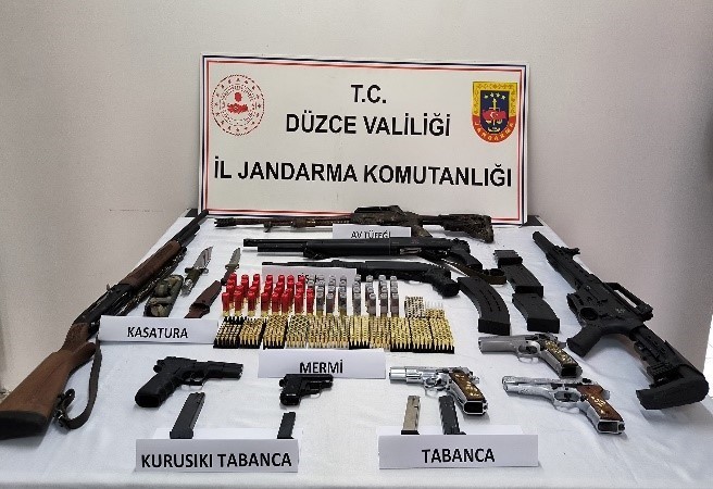 Havaya ateş edip sosyal medyada yayınlayan 8 kişi yakalandı
