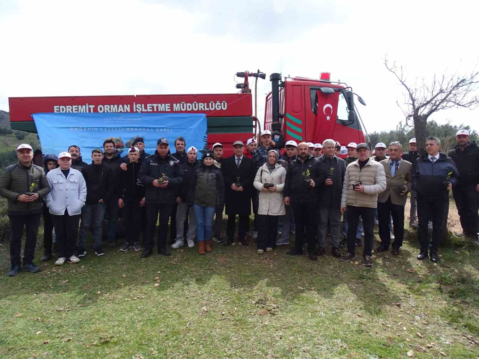 Havran’da öğrenciler fidanları toprakla buluşturdu
