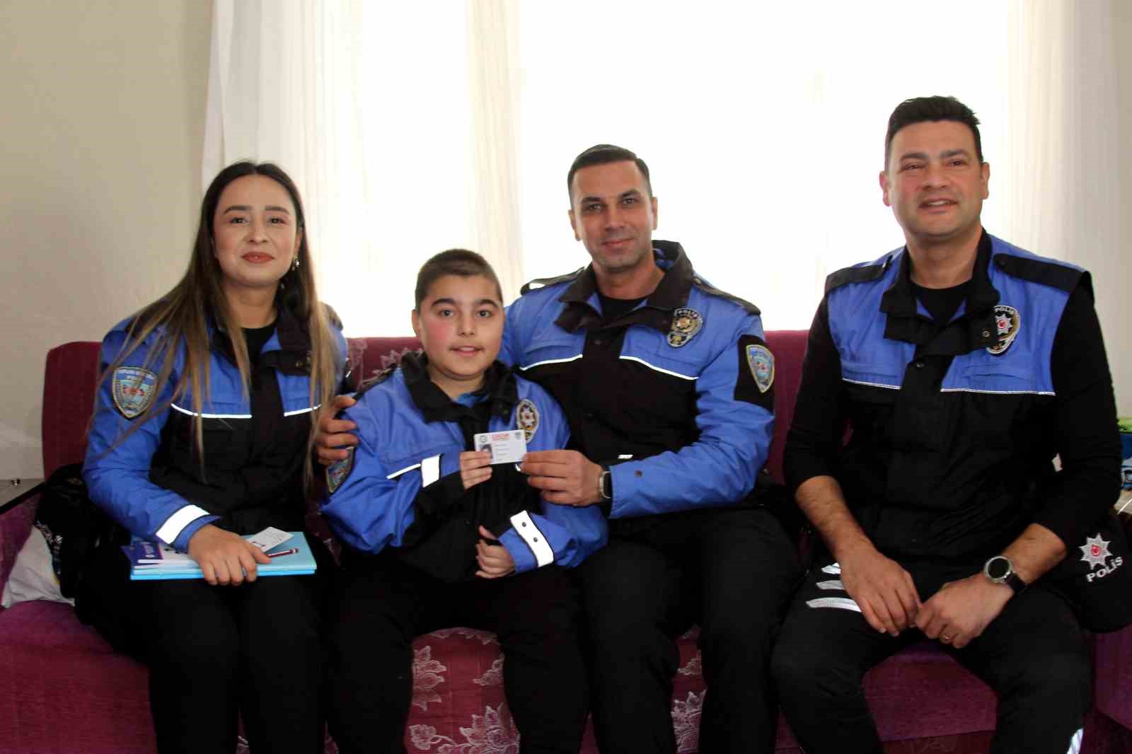 Hayaline kavuştu polis oldu
