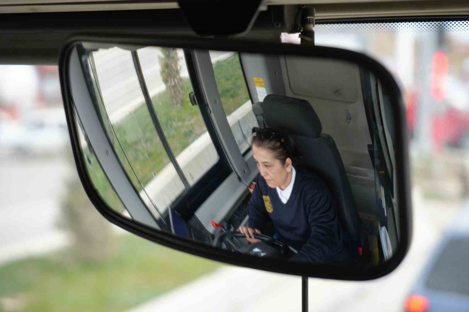 Hayaliydi, başardı: Şehrin ilk kadın otobüs şoförü oldu
