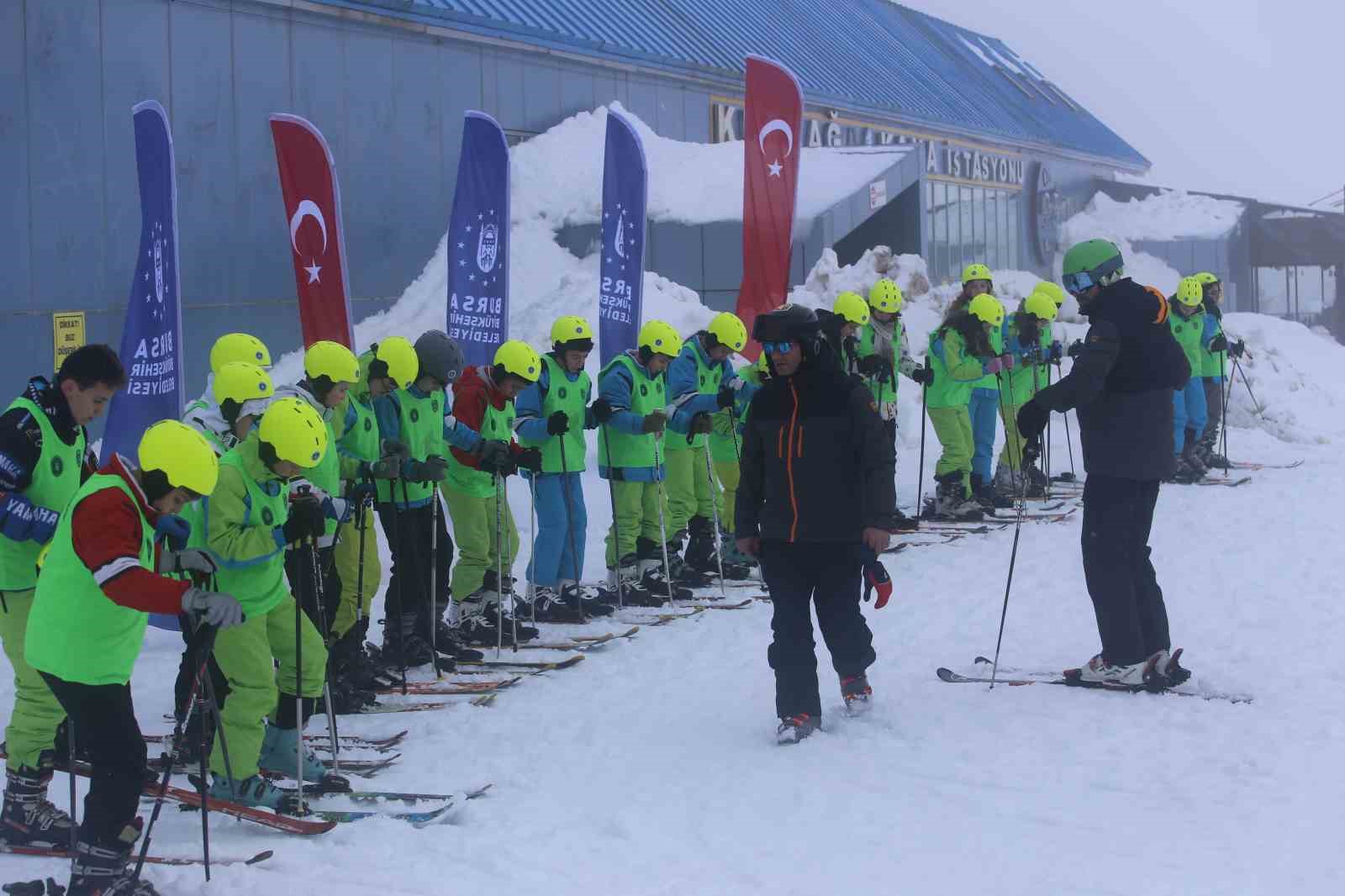 Hayatında ilk kez Uludağ’a çıktılar: "1000 Çocuk Kayak" projesiyle yüzlerce öğrenci karla buluştu
