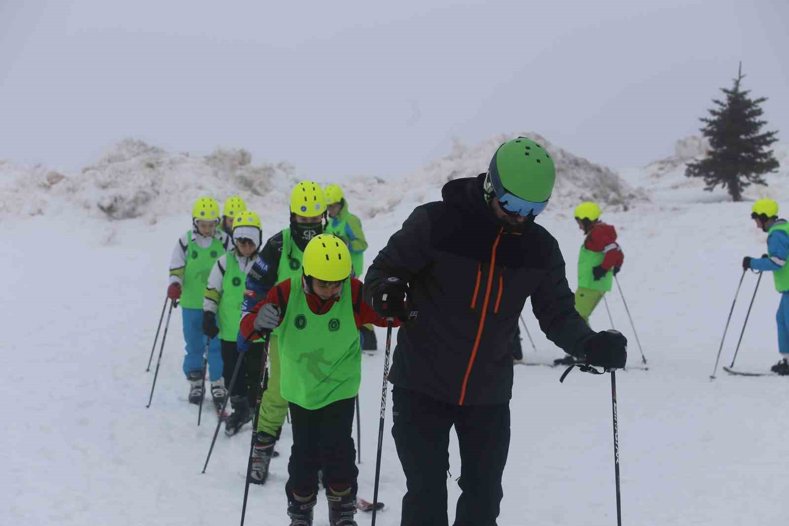 Hayatında ilk kez Uludağ’a çıktılar: "1000 Çocuk Kayak" projesiyle yüzlerce öğrenci karla buluştu
