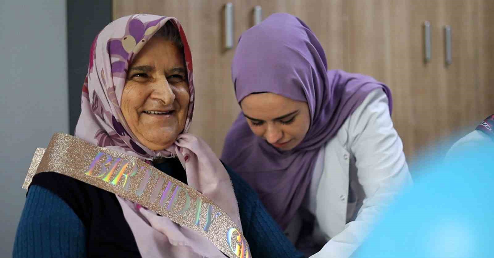 Hayatındaki ilk doğum gününü 77 yaşında kutladı
