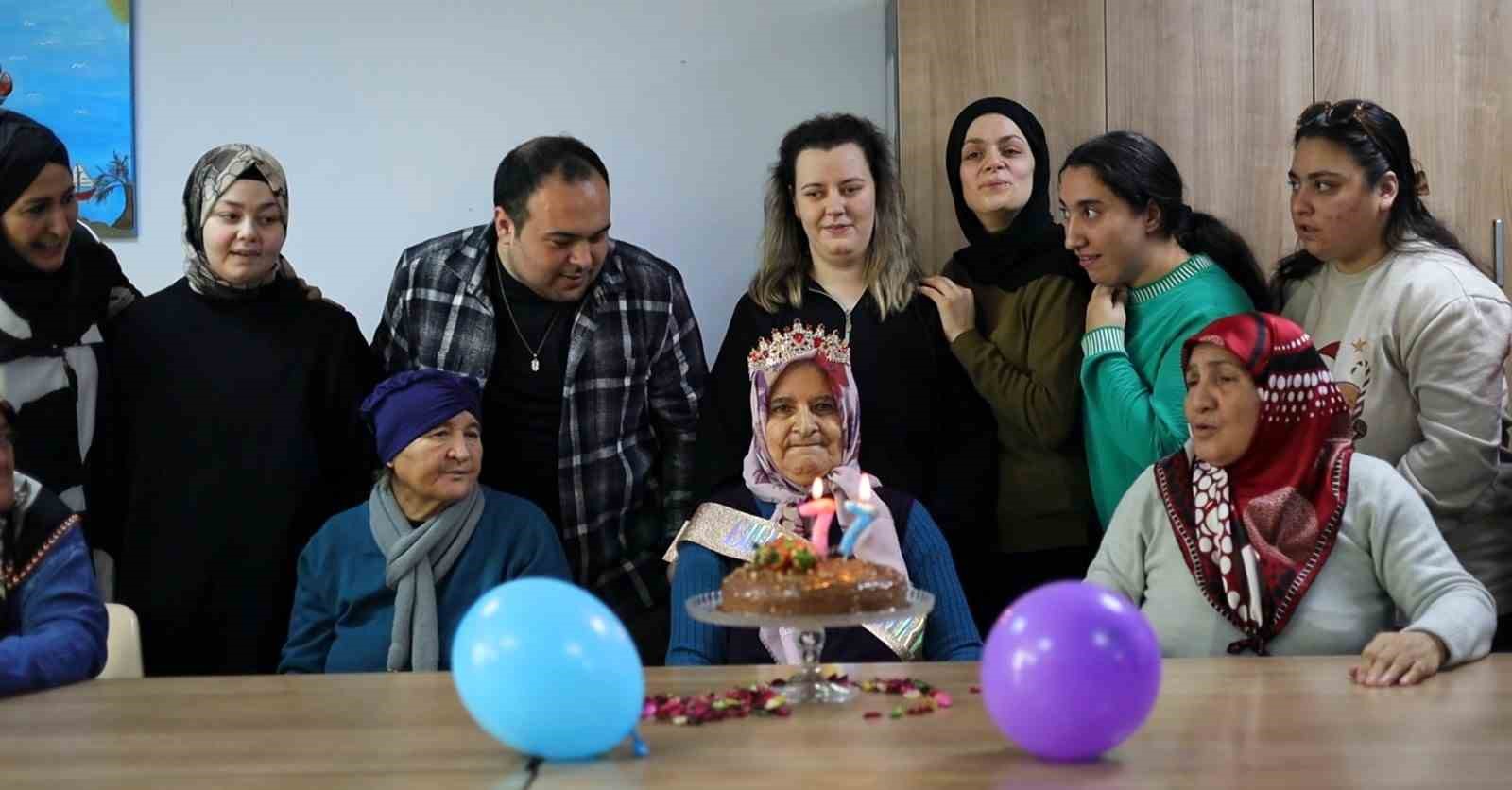 Hayatındaki ilk doğum gününü 77 yaşında kutladı
