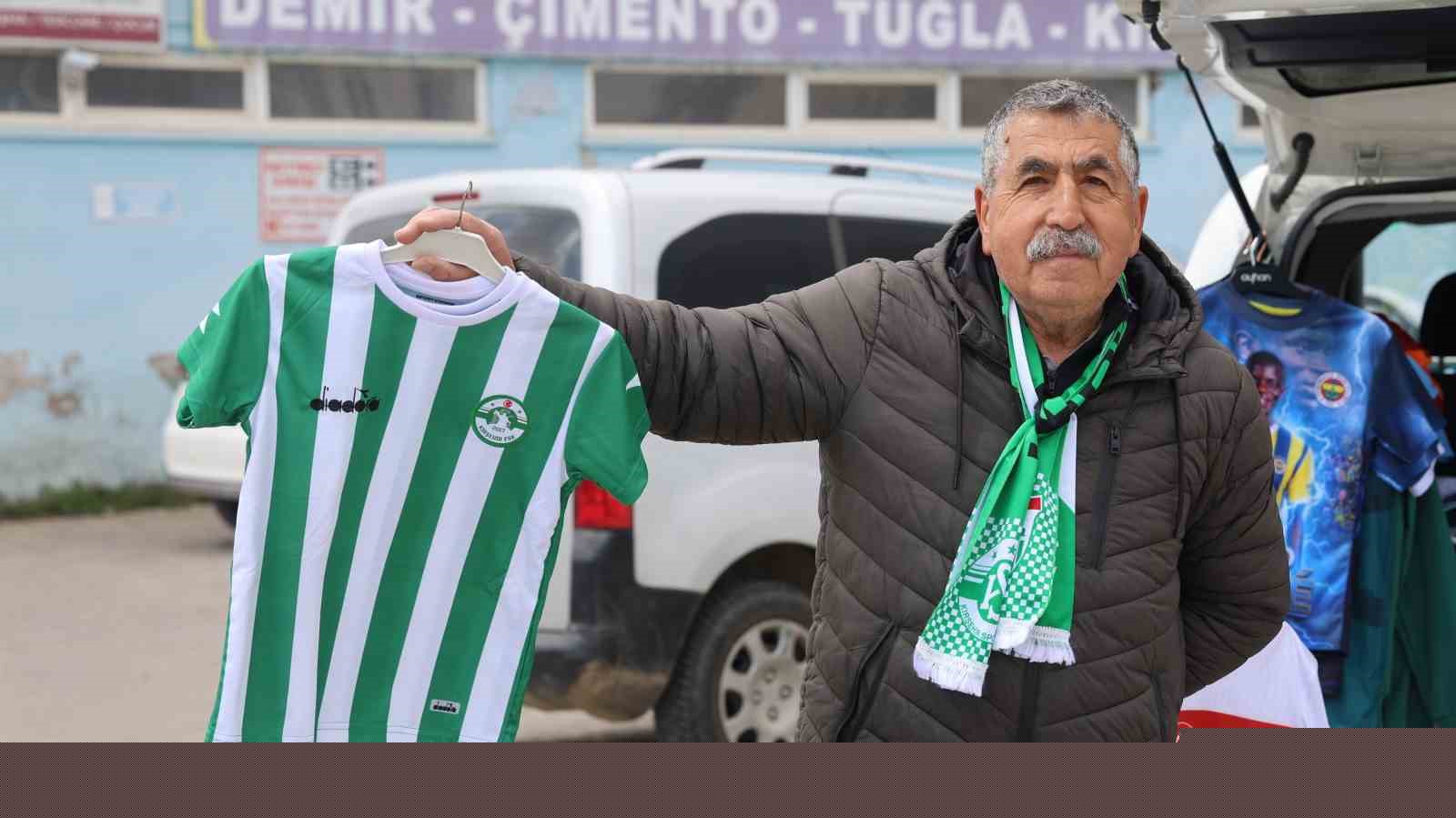 Hayatını formasını sattığı takıma adadı
