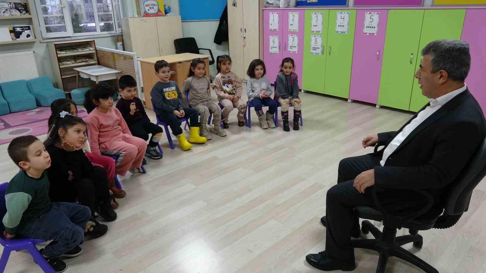 Hayatını görme engelli eşine adadı
