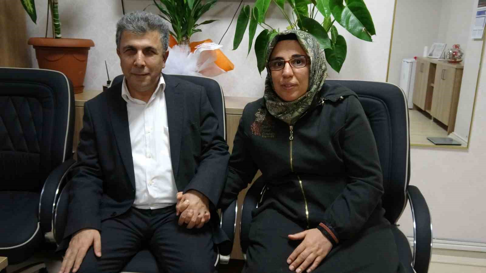 Hayatını görme engelli eşine adadı
