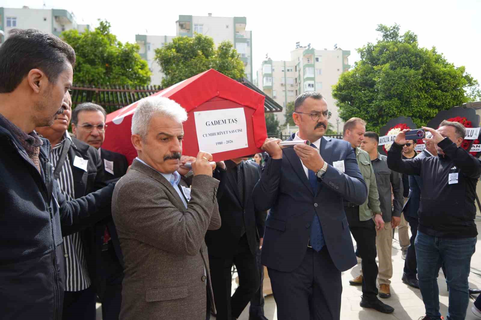 Hayatını kaybeden Cumhuriyet Savcısı Gadem Taş’a adliyede hüzünlü veda

