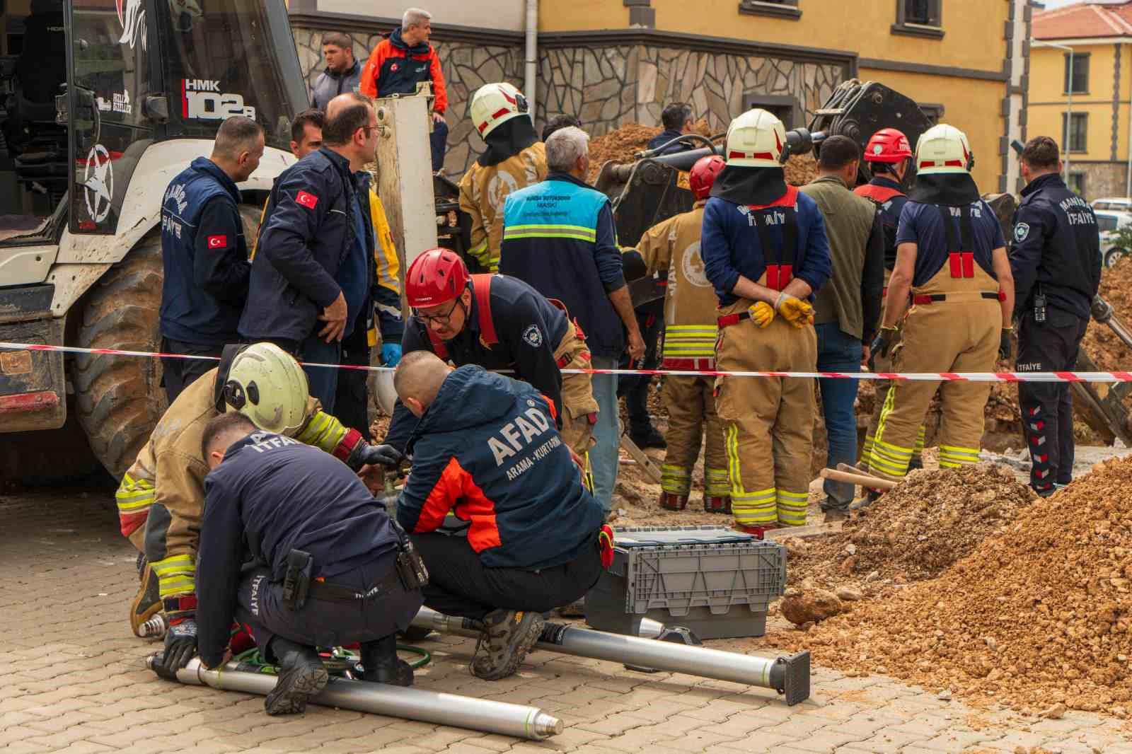 Hayatını kaybeden işçinin cansız bedeni göçük altından çıkarıldı
