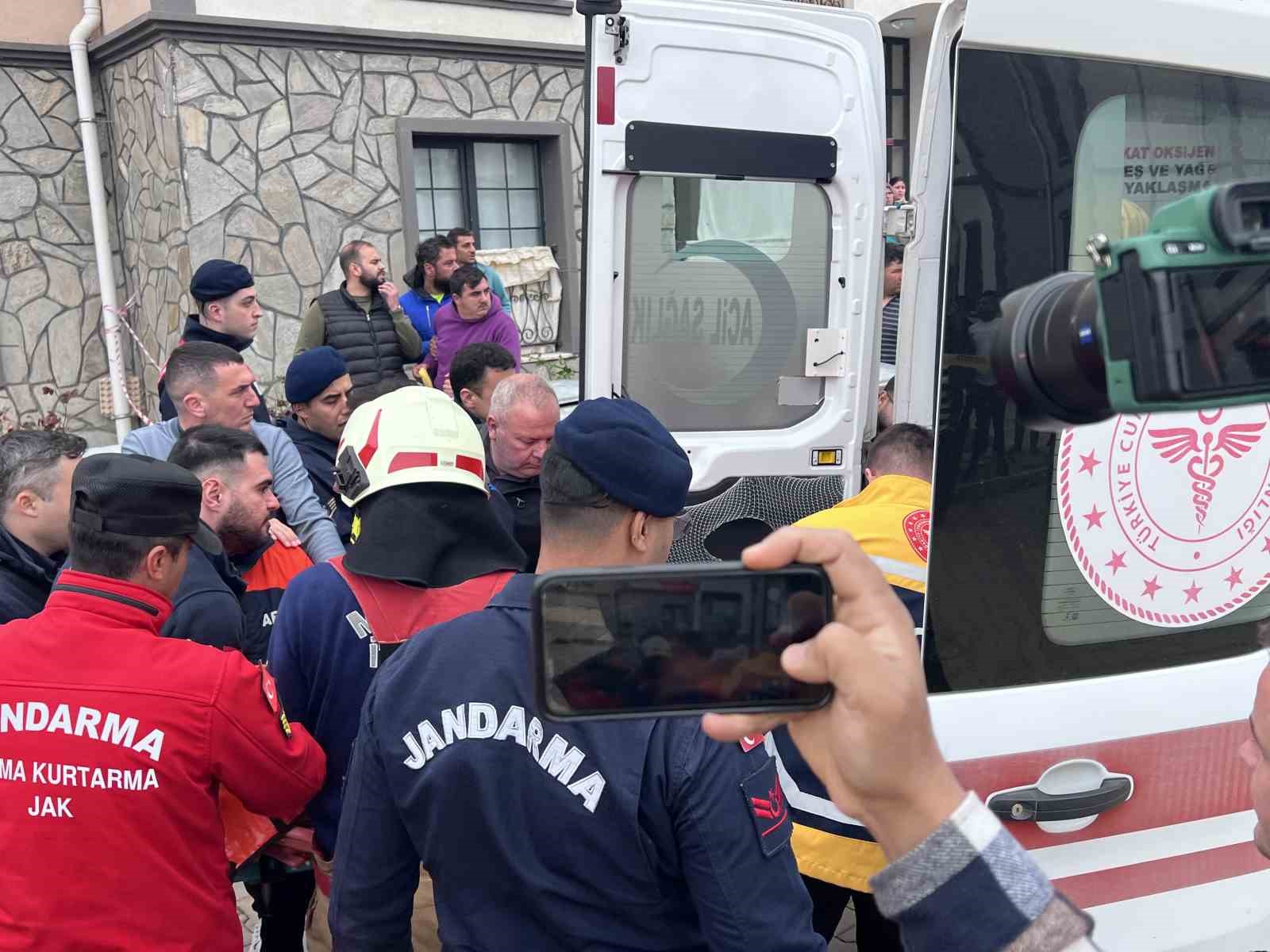Hayatını kaybeden işçinin cansız bedeni göçük altından çıkarıldı
