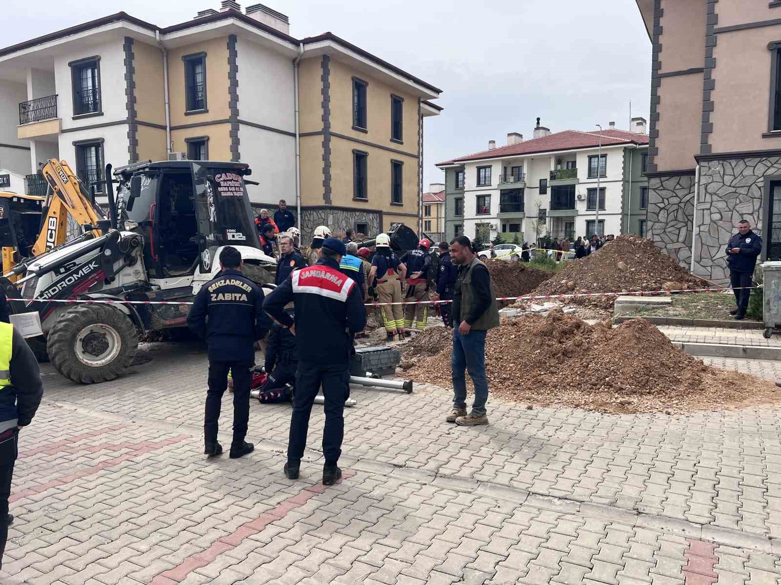 Hayatını kaybeden işçinin cansız bedeni göçük altından çıkarıldı
