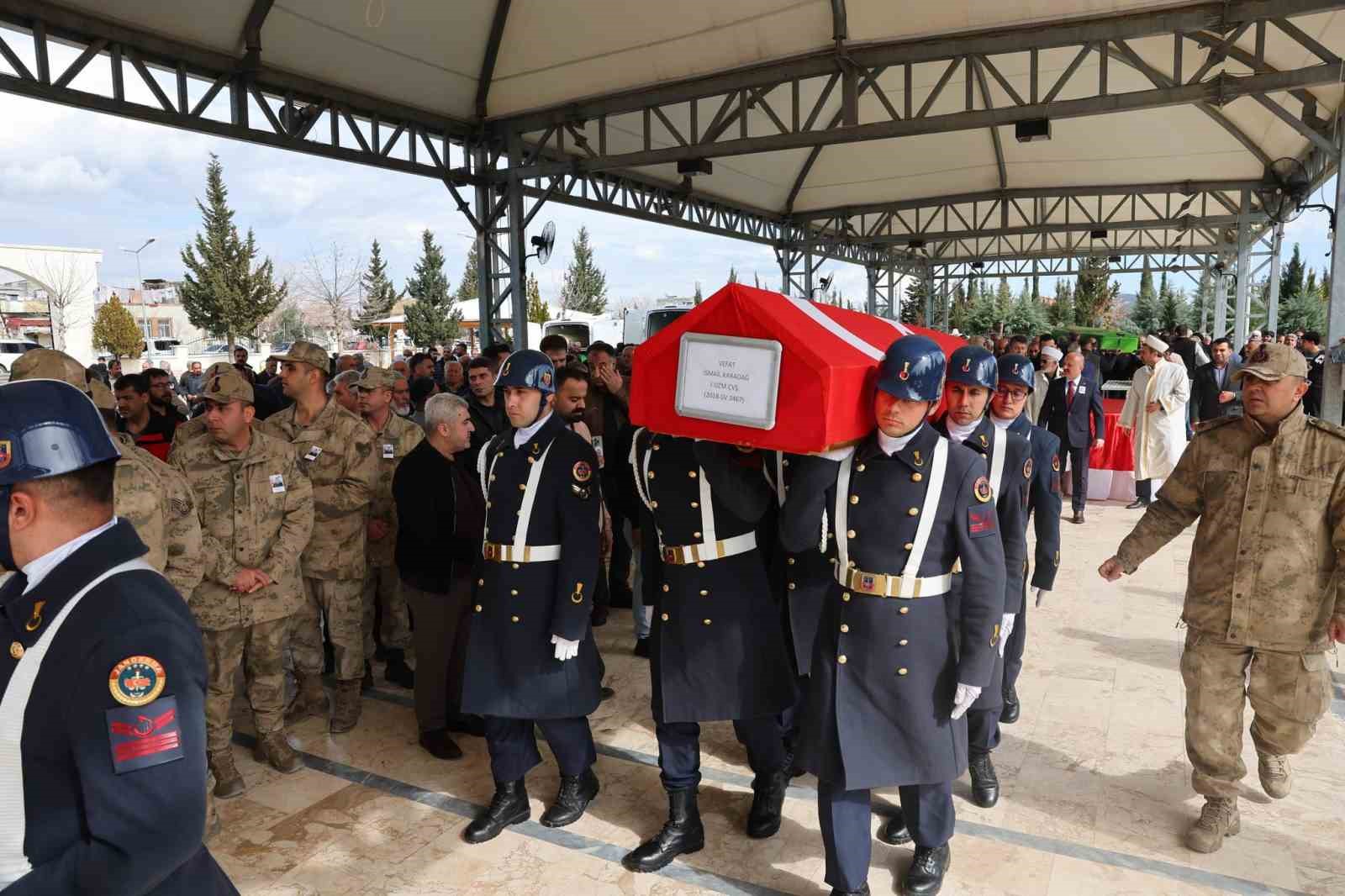 Hayatını kaybeden uzman çavuş toprağa verildi
