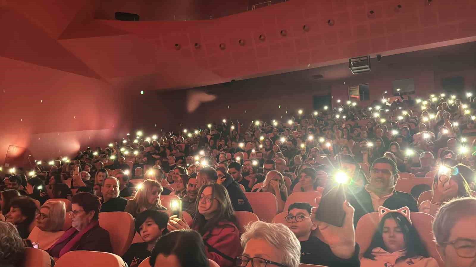 ’Hayattan Sesler Korosu’ndan ayakta alkışlanan konser
