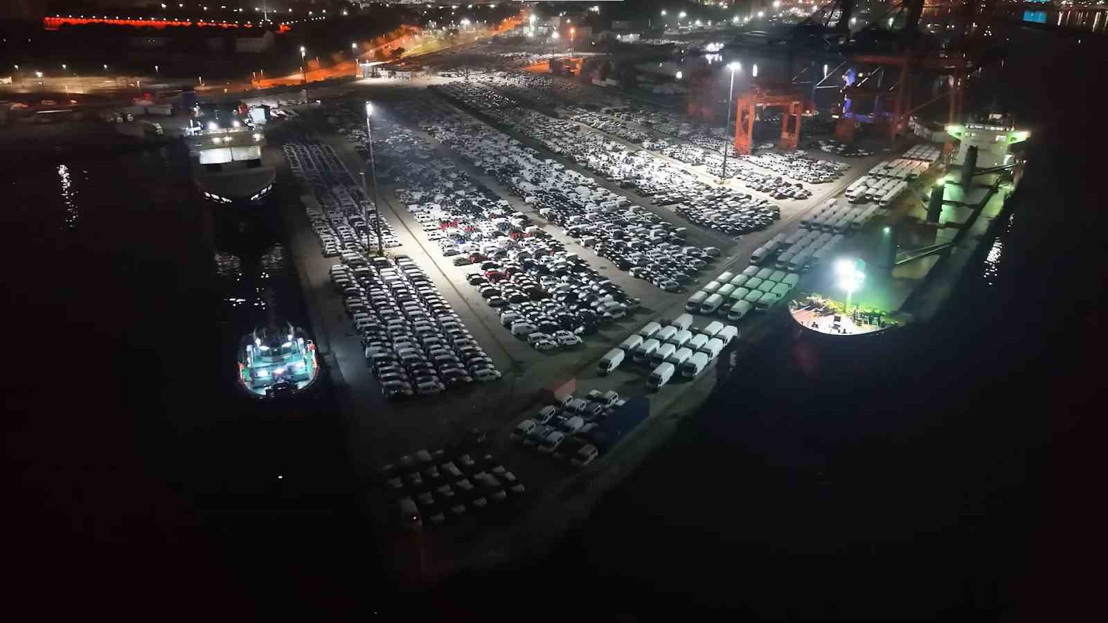 Haydarpaşa Limanı’nda gece mesaisi: 2026 model araçlar limana indirildi
