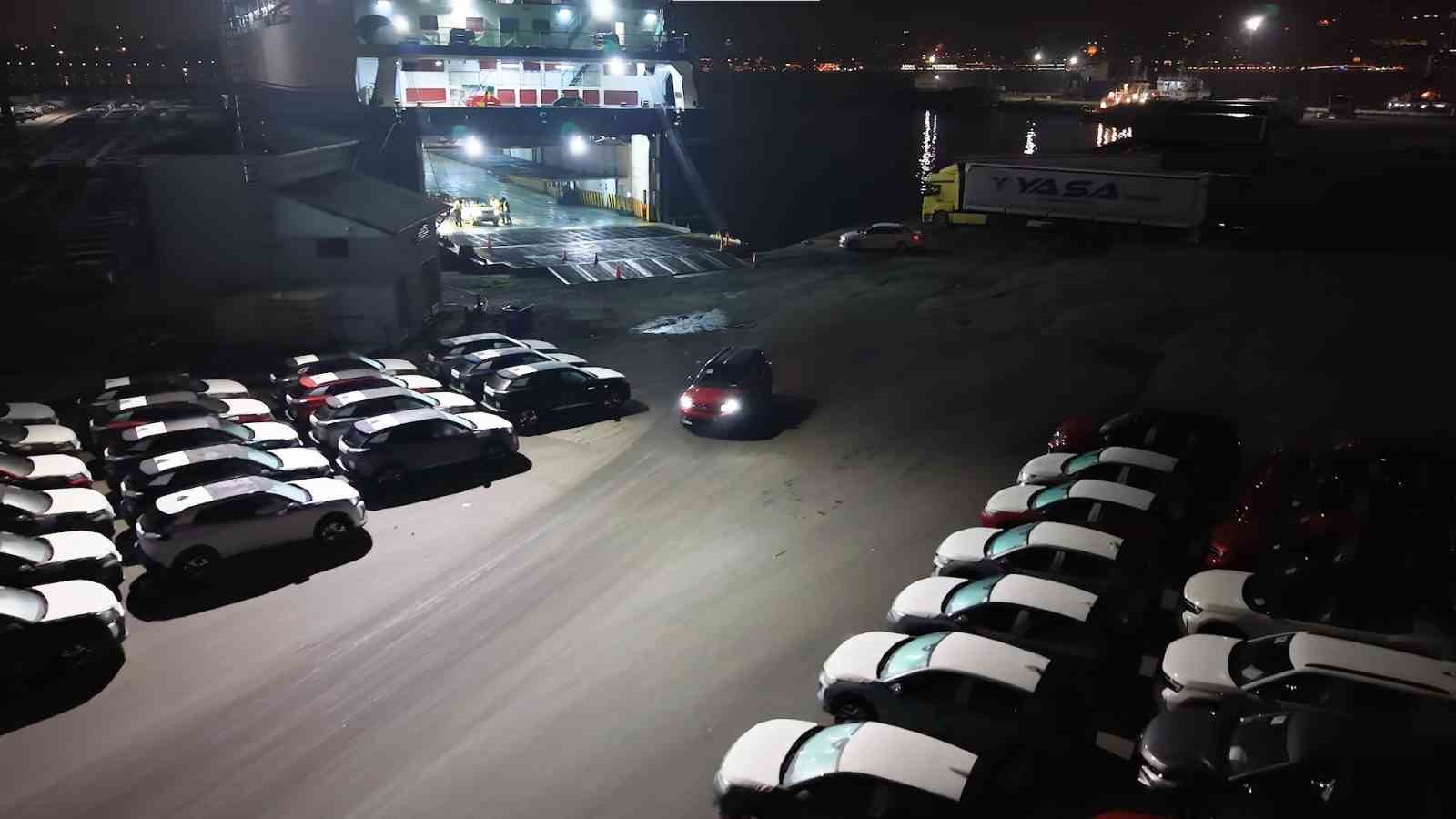 Haydarpaşa Limanı’nda gece mesaisi: 2026 model araçlar limana indirildi
