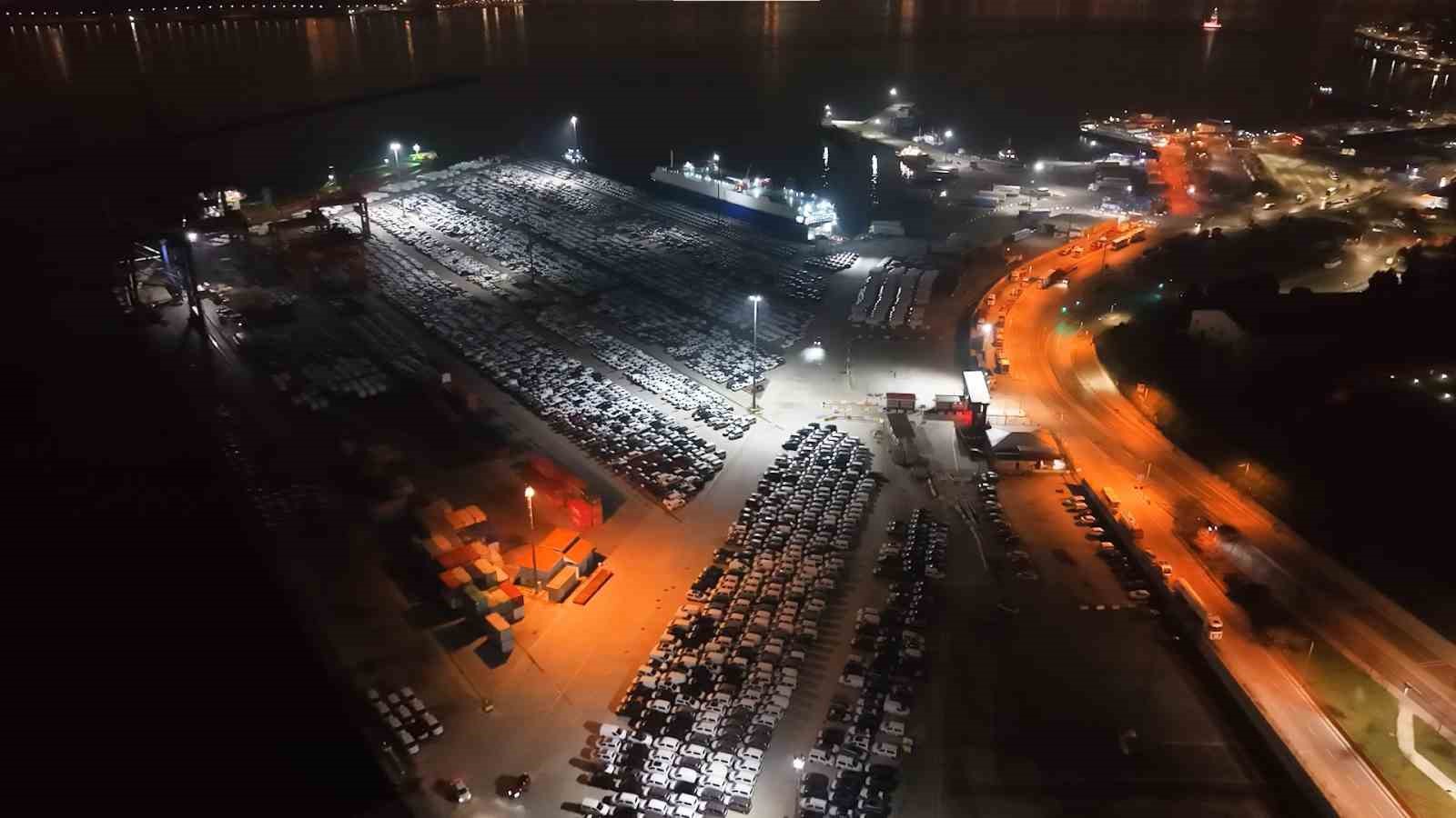 Haydarpaşa Limanı’nda gece mesaisi: 2026 model araçlar limana indirildi
