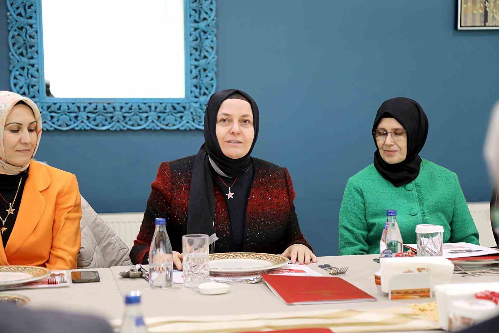 "Haydi Gaziantep Koruyucu Aile Olalım" ve "Sofranda Bana da Yer Var mı" temalı yemek altlıkları tanıtıldı
